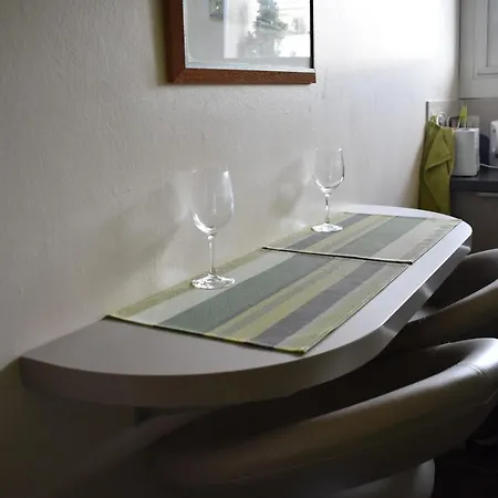 Apartment 1 Bedroom With Balcony View *